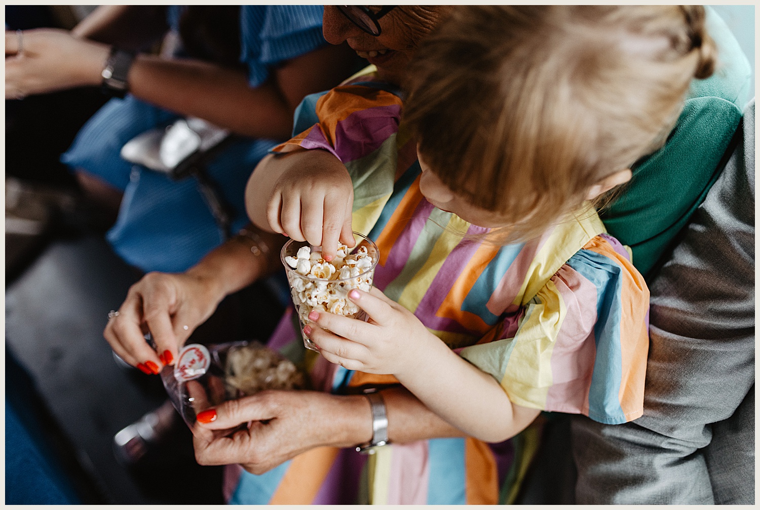 Trouwen in Utrecht Stad, meisje die popcorn eet, in een boot in de Utrechtse grachten.