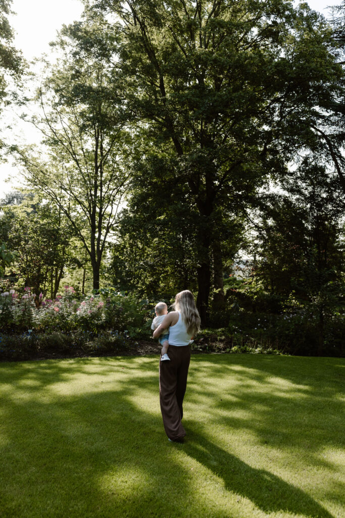 Moeder en haar 10 maanden oude zoontje tijdens een liefdevolle gezin fotoshoot in de Trompenburg Tuinen in Rotterdam.