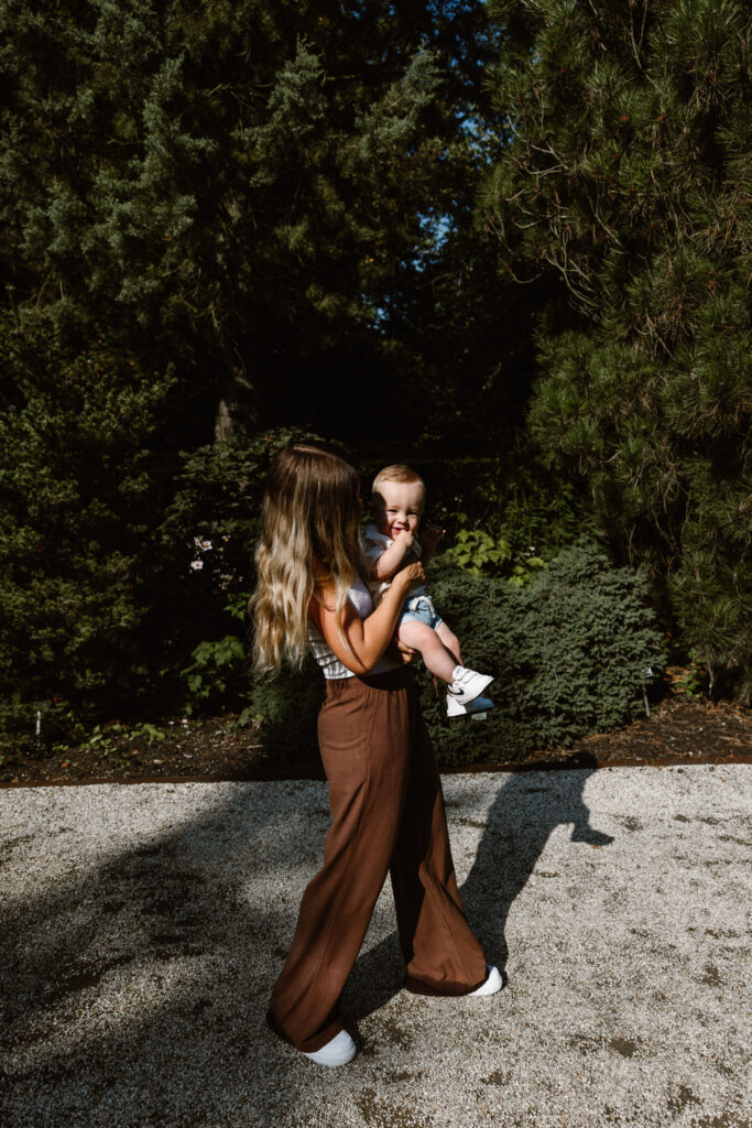 Rustig moment tussen moeder en baby tijdens een wandeling door de Rotterdamse natuur.