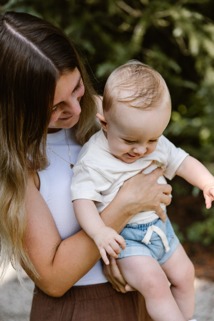Rustig moment tussen moeder en baby tijdens een wandeling door de Rotterdamse natuur.