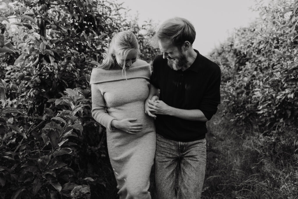 Zachte zwangerschapsshoot tussen de appelbomen bij De Buytenhof in Rhoon tijdens zonsondergang