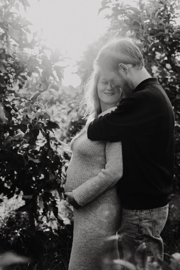 Tijdloze zwart-wit foto van een zwangere buik tijdens een fotosessie bij de Buytenhof.