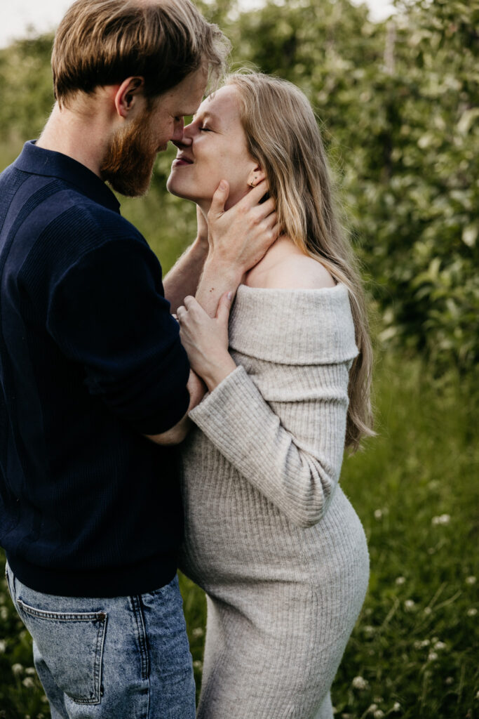 Romantische zwangerschapsfoto met tegenlicht tijdens het gouden uurtje in de regio Rotterdam.