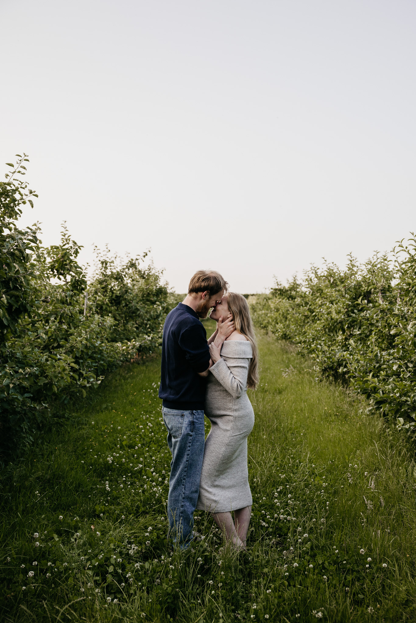 Romantische zwangerschapsfoto met tegenlicht tijdens het gouden uurtje in de regio Rotterdam.