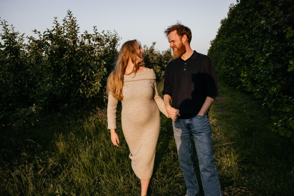Artistieke zwangerschapsfoto met zacht tegenlicht en zonnestralen in de buurt van Rotterdam.