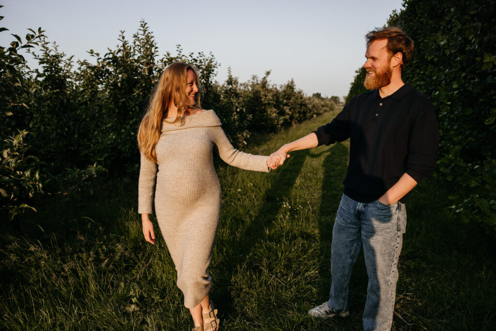 Artistieke zwangerschapsfoto met zacht tegenlicht en zonnestralen in de buurt van Rotterdam.