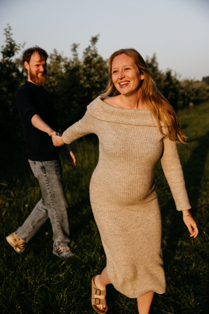 Prachtige buitenlocatie voor zwangerschapsfotografie bij De Buytenhof Rhoon met dromerige bomen.