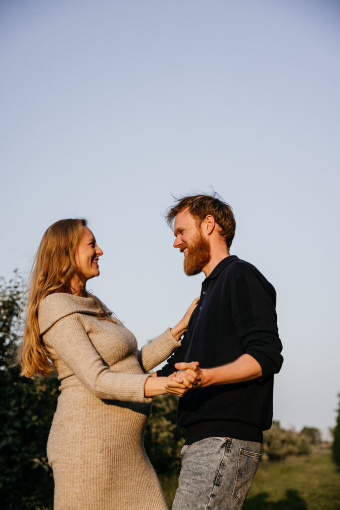Prachtige buitenlocatie voor zwangerschapsfotografie bij De Buytenhof Rhoon met dromerige bomen.