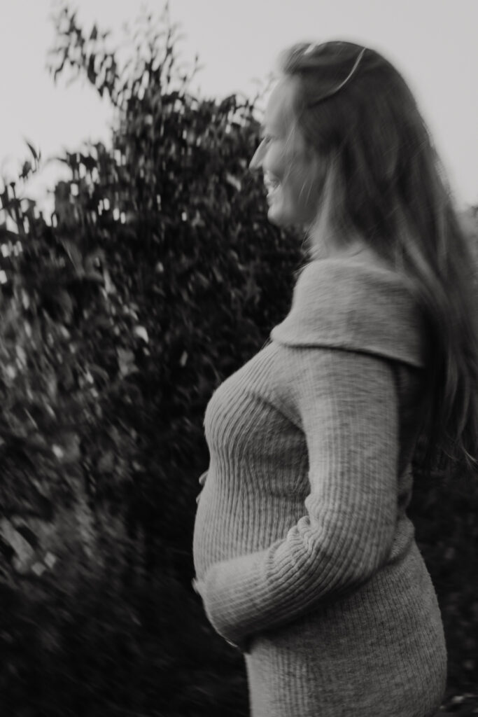 Ongedwongen en spontane foto van een zwangere vrouw die wandelt door de boomgaard in Rhoon.