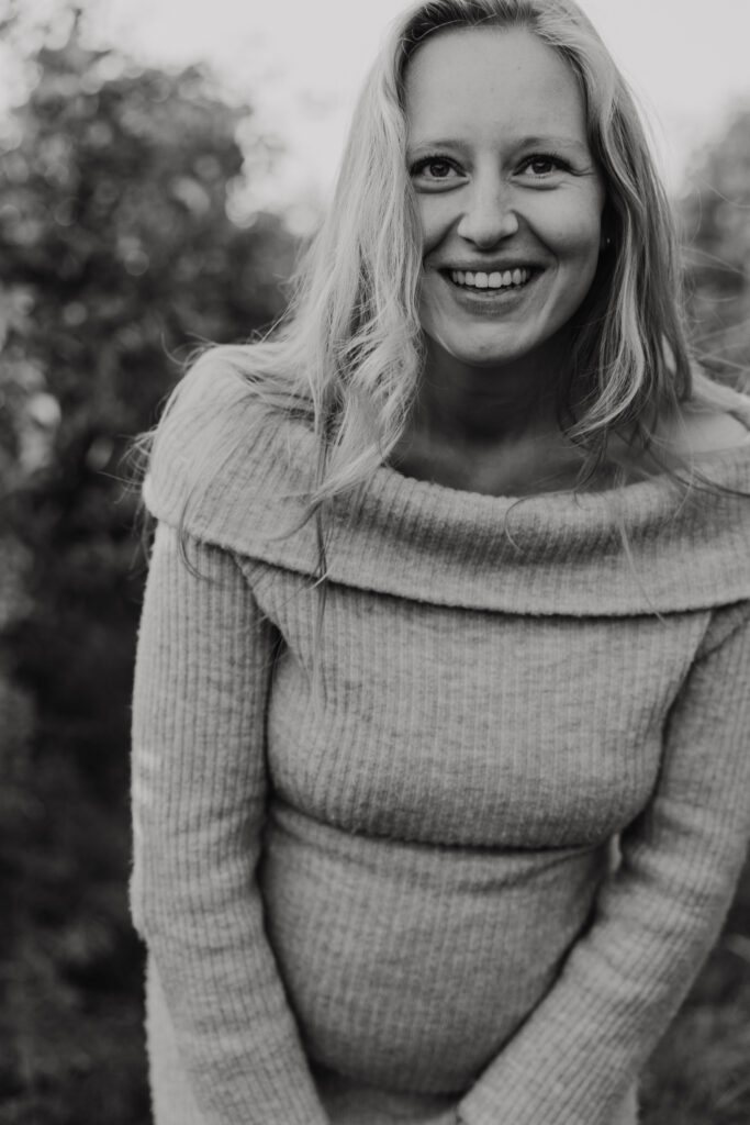 Ongedwongen en spontane foto van een zwangere vrouw die wandelt door de boomgaard in Rhoon.