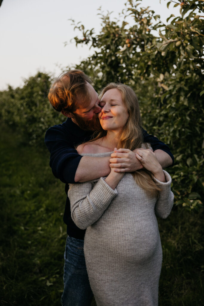 Prachtige buitenlocatie voor zwangerschapsfotografie bij De Buytenhof Rhoon met dromerige bomen.