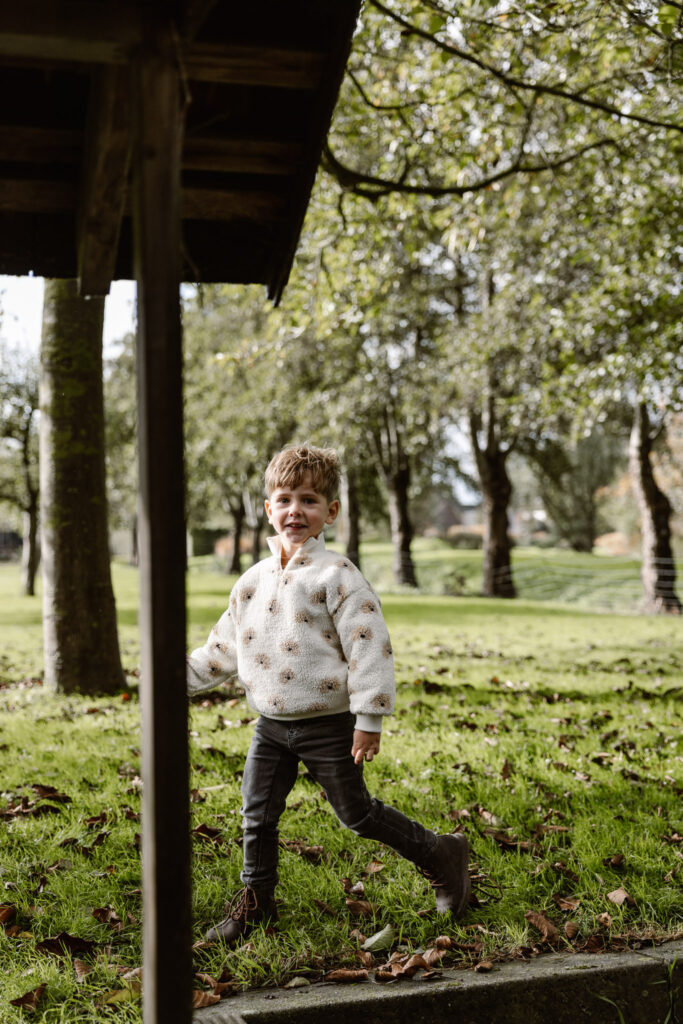 Kinderen rennen door de tuin tijdens een familie fotoshoot in Rotterdam bij opa en oma thuis.