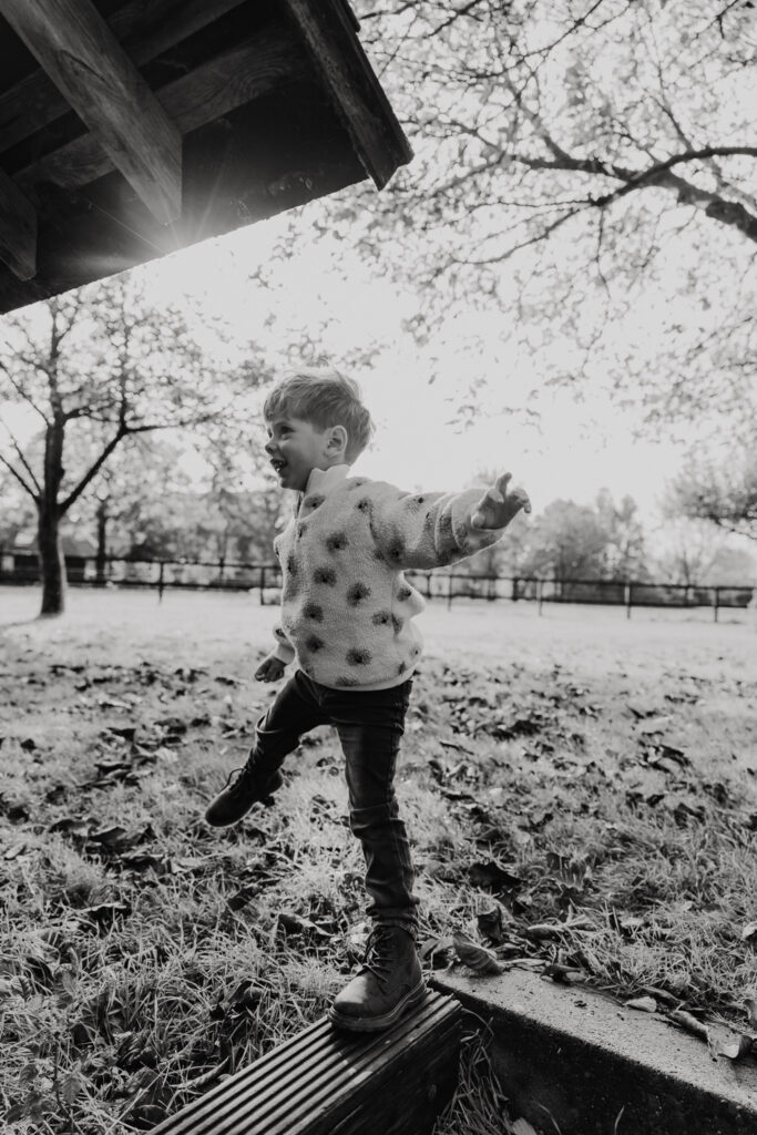 Kinderen rennen door de tuin tijdens een familie fotoshoot in Rotterdam bij opa en oma thuis.