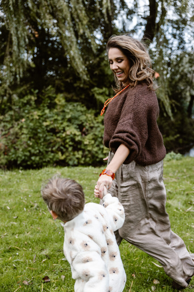 Kinderen rennen door de tuin tijdens een familie fotoshoot in Rotterdam bij opa en oma thuis.