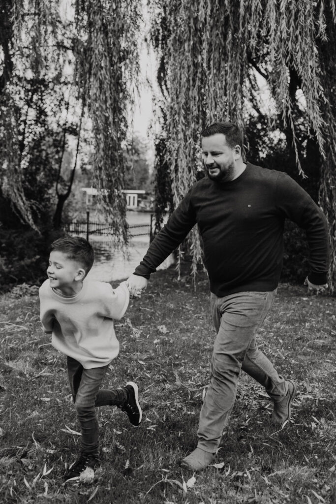 Kinderen rennen door de tuin tijdens een familie fotoshoot in Rotterdam bij opa en oma thuis.