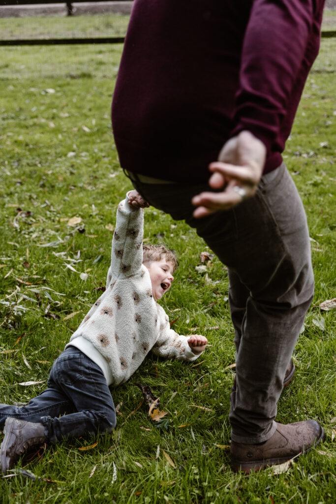 Kinderen rennen door de tuin tijdens een familie fotoshoot in Rotterdam bij opa en oma thuis.
