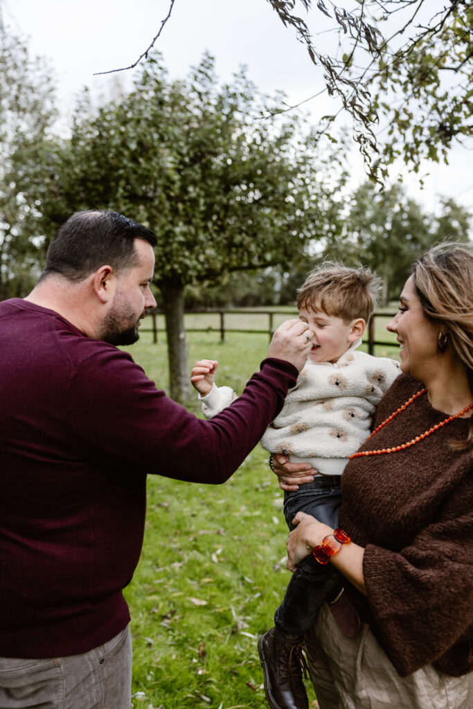 Ouders met twee kinderen in hun vertrouwde omgeving tijdens familie fotoshoot Rotterdam