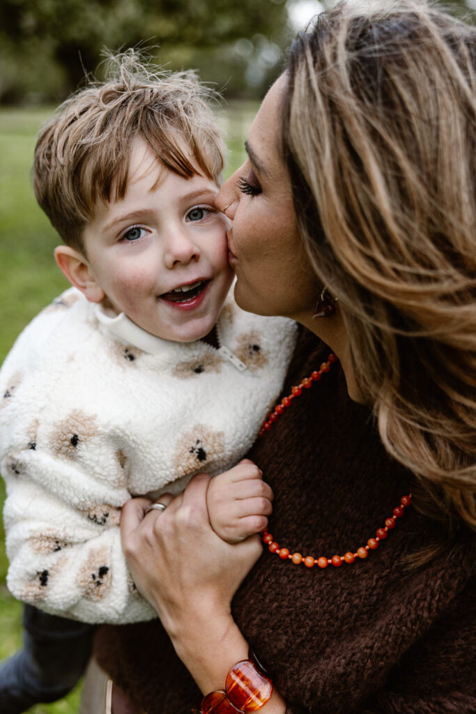 Ouders met twee kinderen in hun vertrouwde omgeving tijdens familie fotoshoot Rotterdam