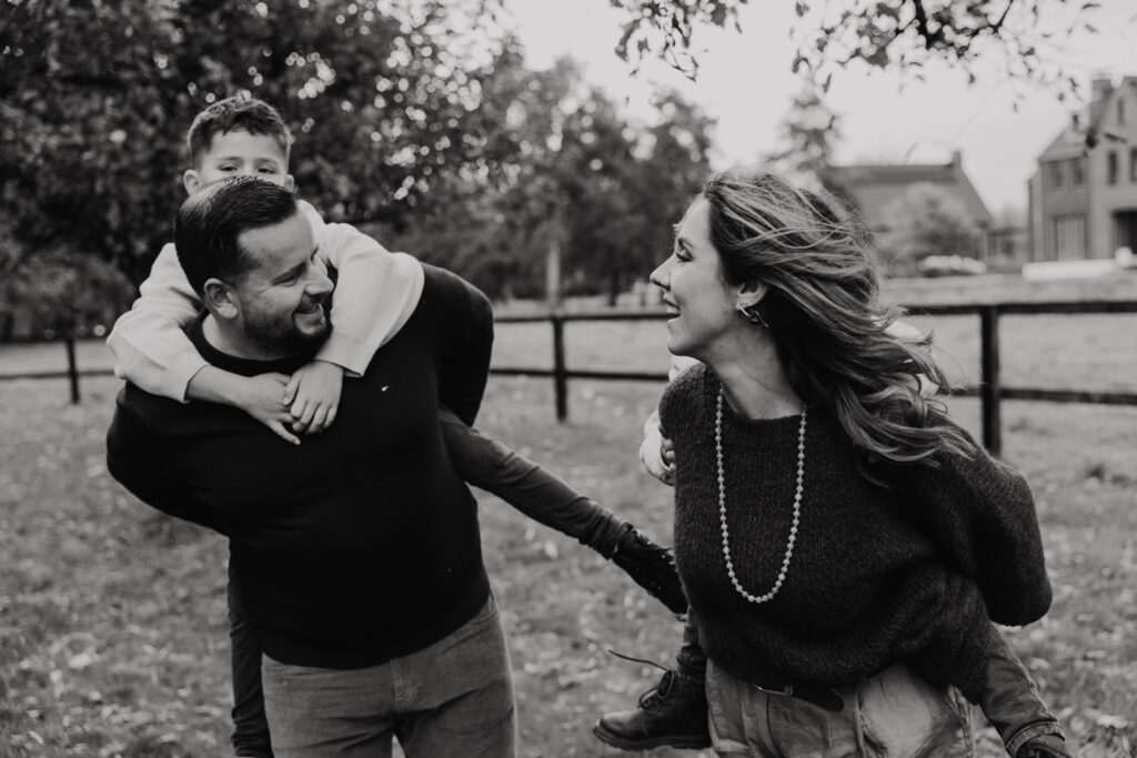 Ouders met twee kinderen in hun vertrouwde omgeving tijdens familie fotoshoot Rotterdam