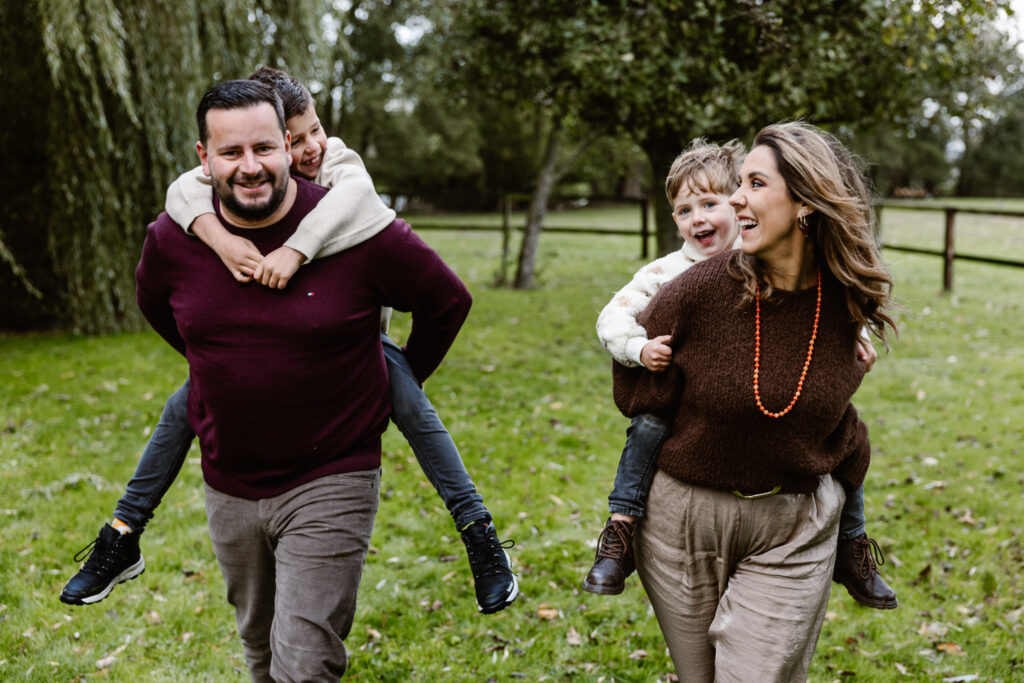Ouders met twee kinderen in hun vertrouwde omgeving tijdens familie fotoshoot Rotterdam