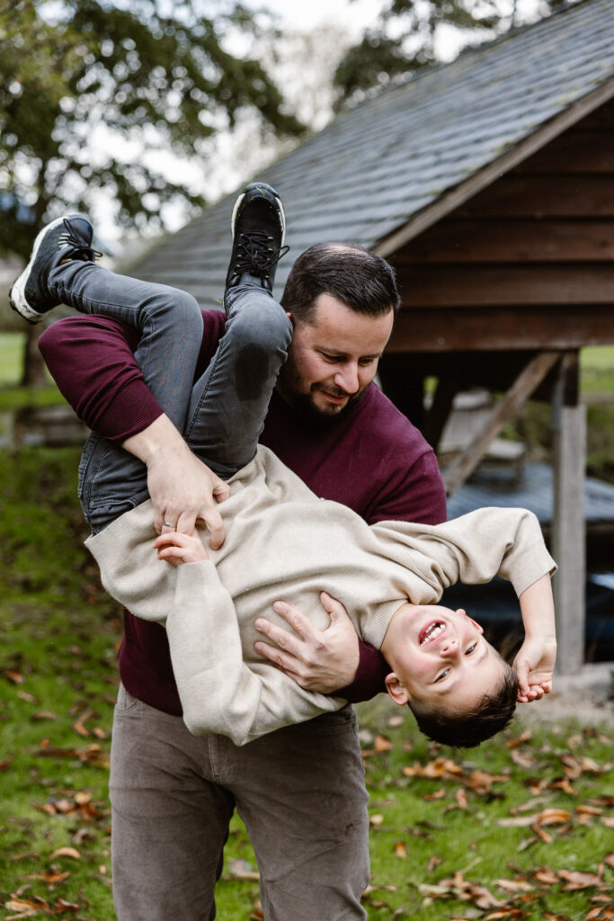 Ouders met twee kinderen in hun vertrouwde omgeving tijdens familie fotoshoot Rotterdam