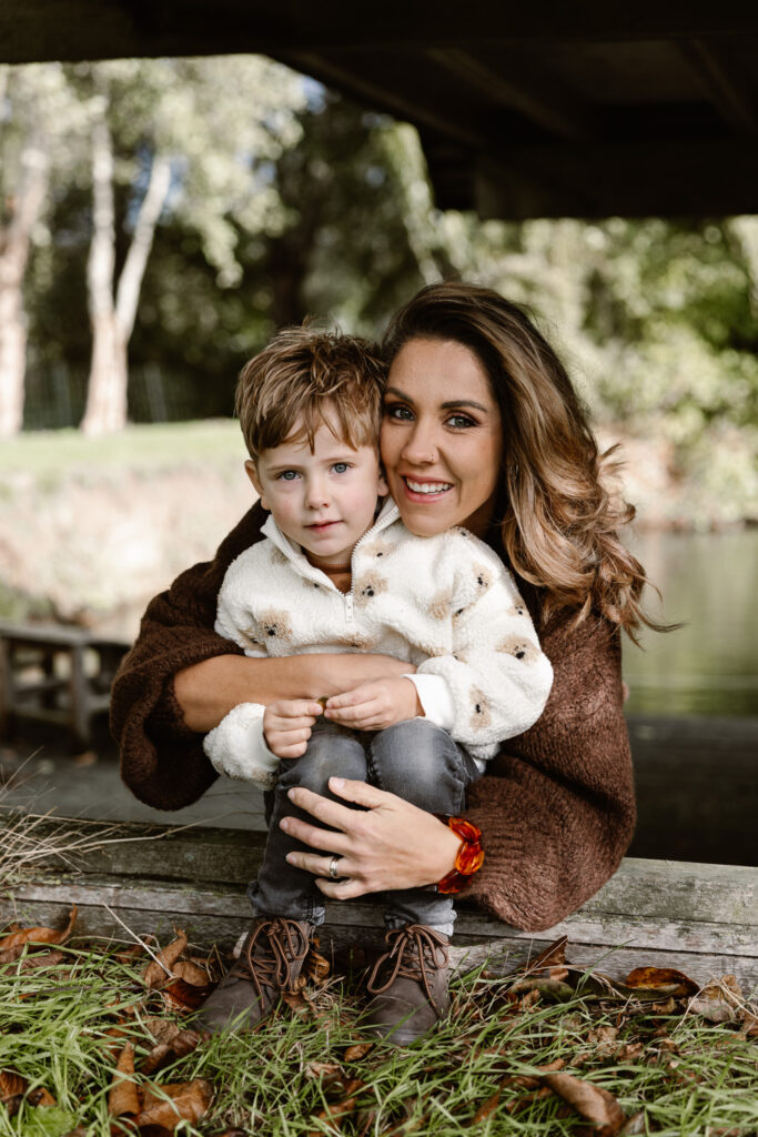Gezin samen lachend in de achtertuin tijdens een fotoshoot familie in vertrouwde omgeving.