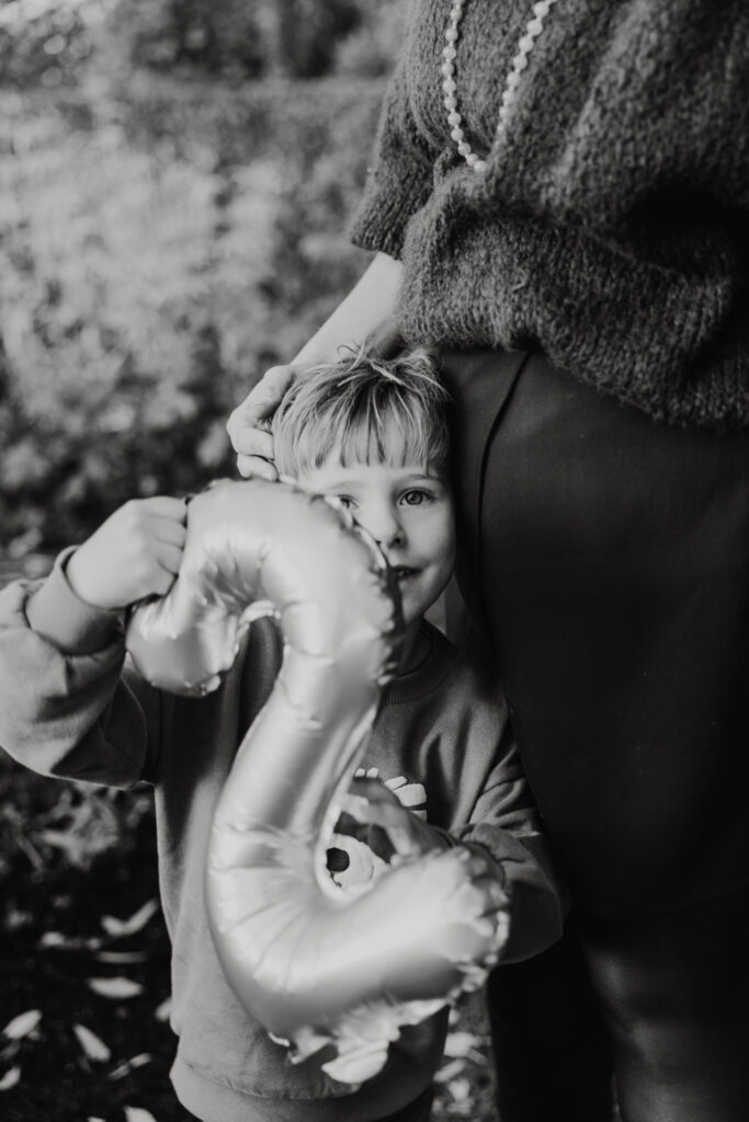 Gezin viert nieuws van een baby meisje tijdens een liefdevolle familieshoot.