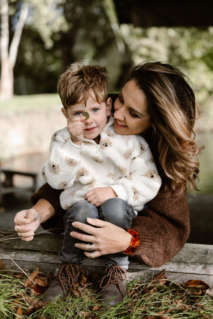 Gezin samen lachend in de achtertuin tijdens een fotoshoot familie in vertrouwde omgeving.