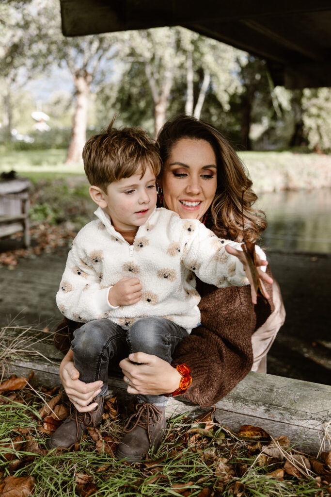 Gezin samen lachend in de achtertuin tijdens een fotoshoot familie in vertrouwde omgeving.