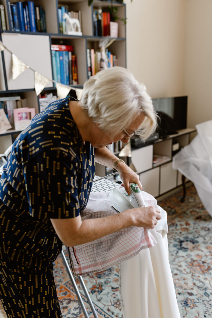 Intiem moment met familie tijdens het klaarmaken voor een bruiloft in Utrecht stad.