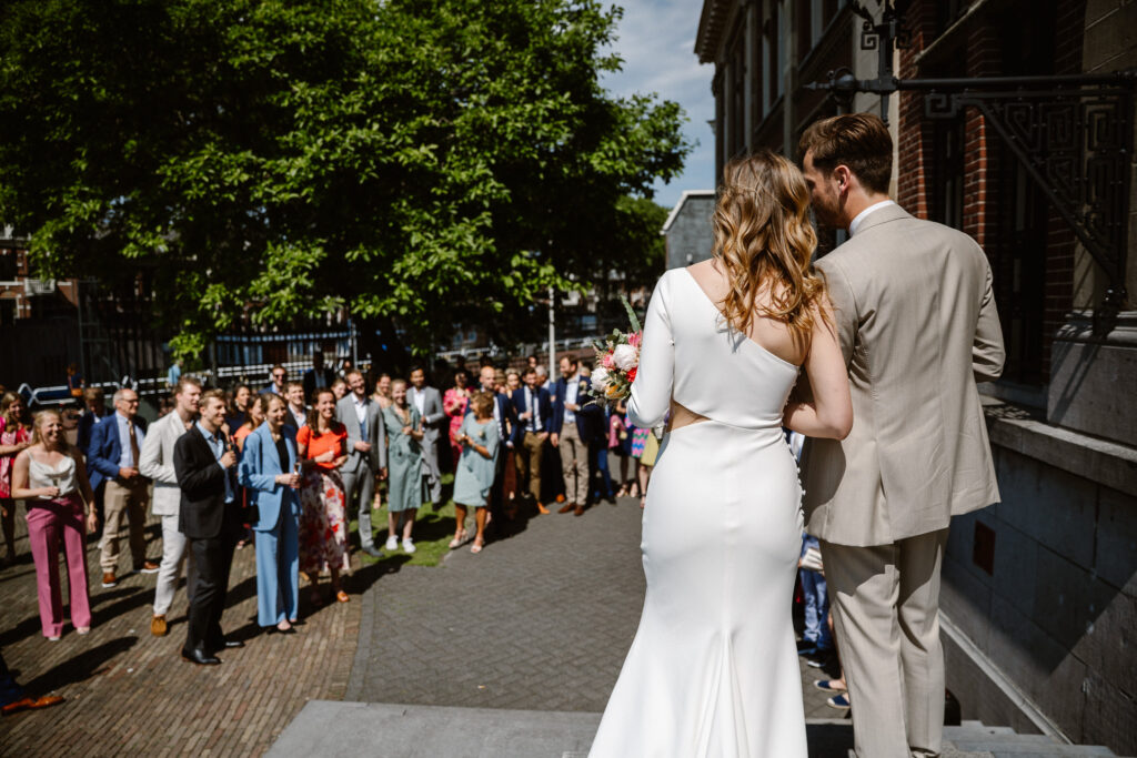 Borrelmoment in de zon bij het Muntgebouw Utrecht na de ceremonie.