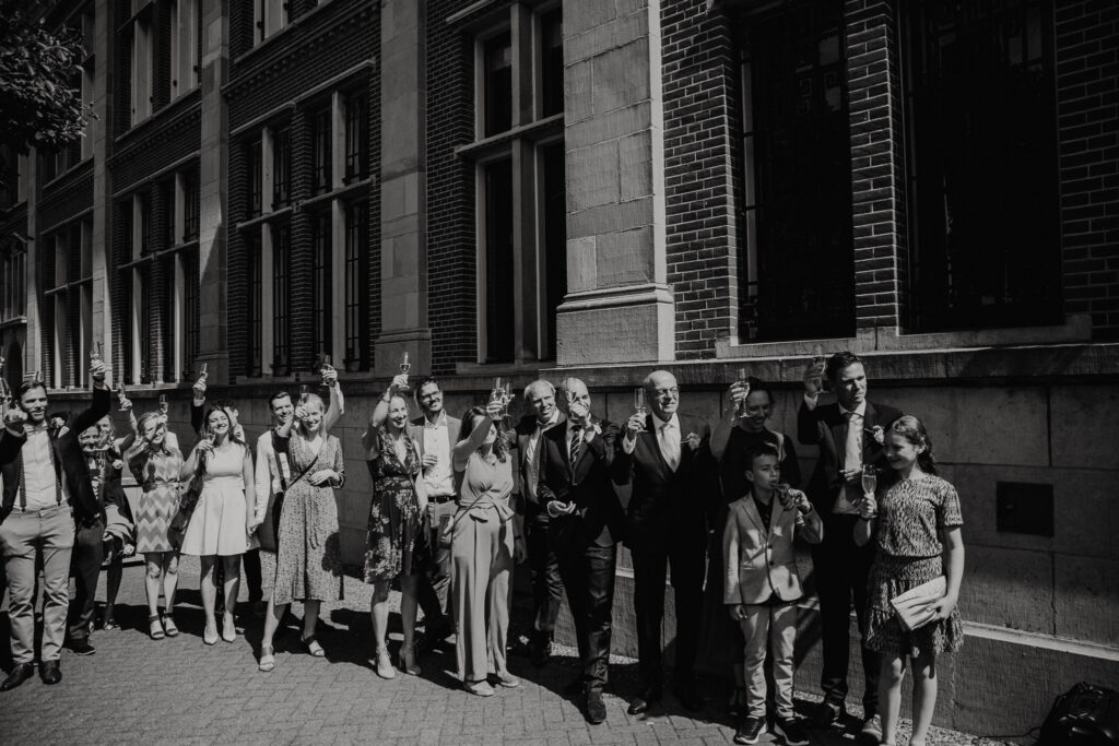 Borrelmoment in de zon bij het Muntgebouw Utrecht na de ceremonie.