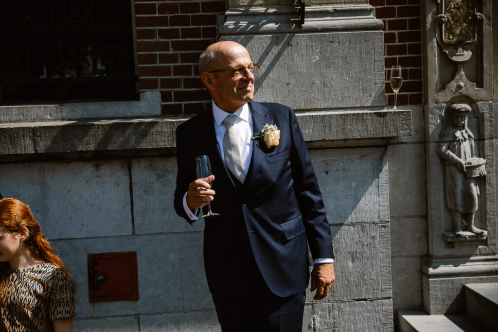 Borrelmoment in de zon bij het Muntgebouw Utrecht na de ceremonie.