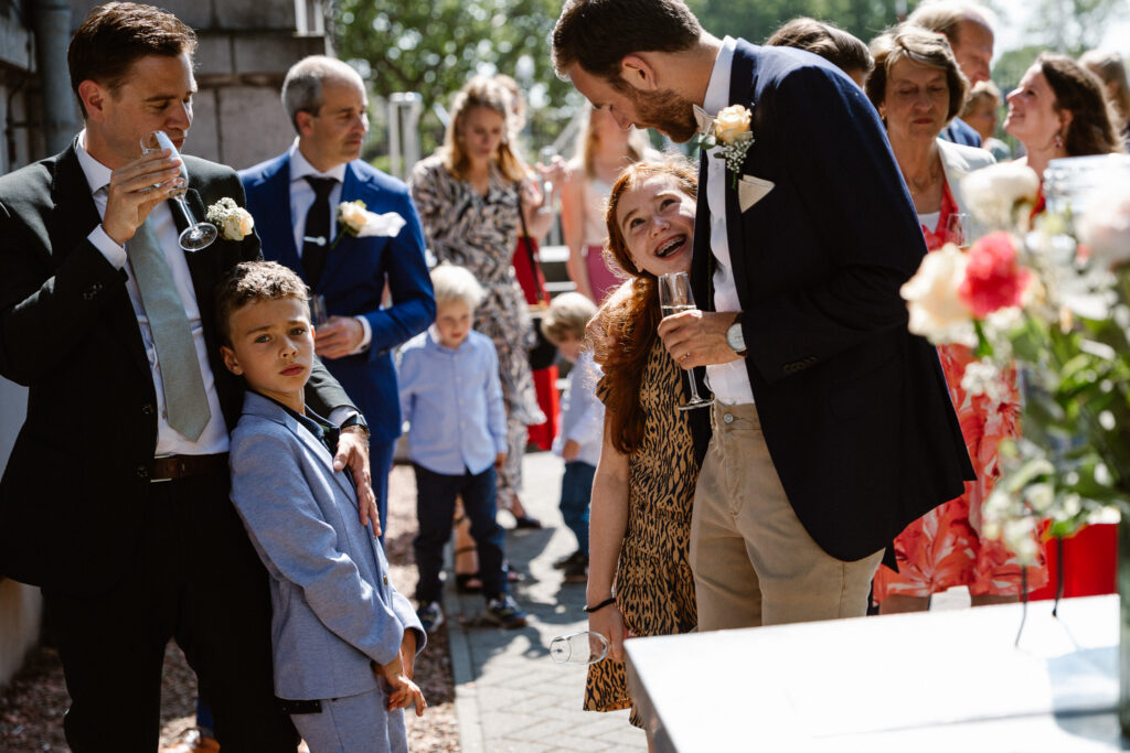 Borrelmoment in de zon bij het Muntgebouw Utrecht na de ceremonie.