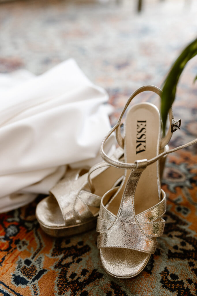 Bruid maakt zich klaar in haar huis in Utrecht voorafgaand aan hun bruiloft in het Muntgebouw Utrecht.