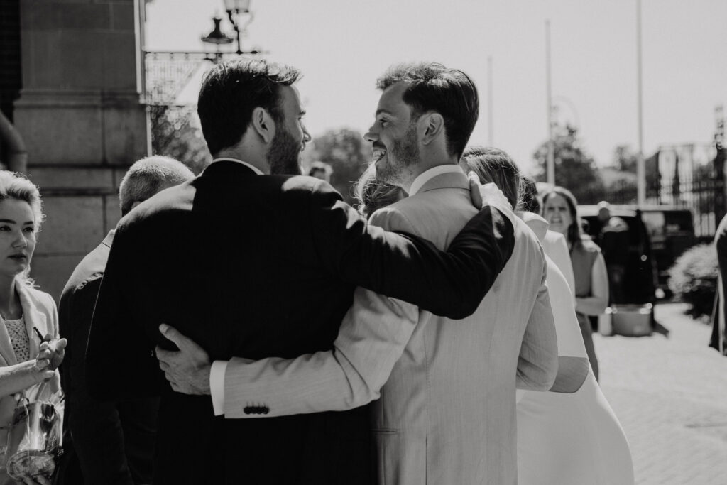 Borrelmoment in de zon bij het Muntgebouw Utrecht na de ceremonie.