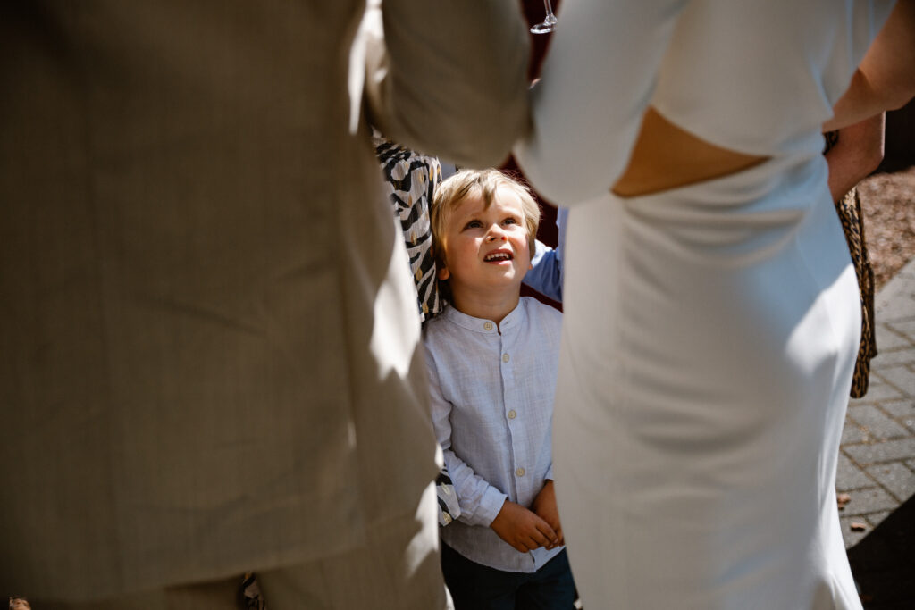 Borrelmoment in de zon bij het Muntgebouw Utrecht na de ceremonie.
