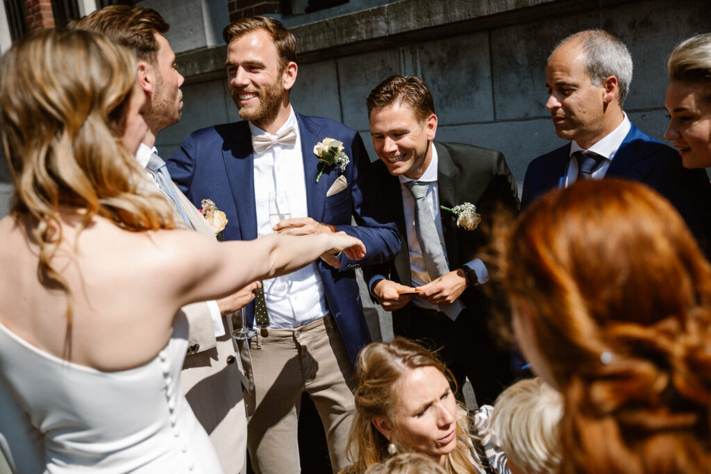 Borrelmoment in de zon bij het Muntgebouw Utrecht na de ceremonie.