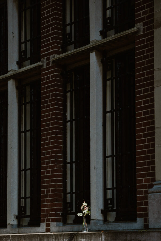 Borrelmoment in de zon bij het Muntgebouw Utrecht na de ceremonie.