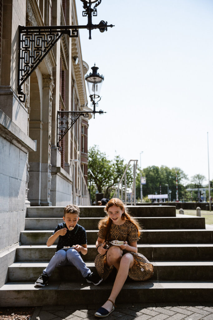 Borrelmoment in de zon bij het Muntgebouw Utrecht na de ceremonie.