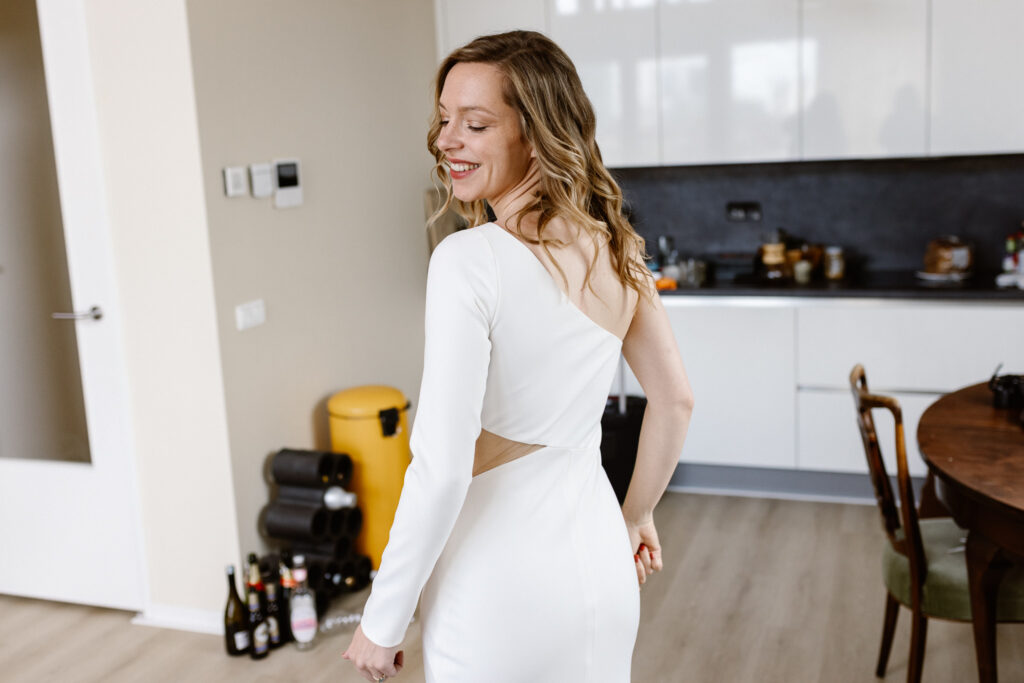 Bruid maakt zich klaar in haar huis in Utrecht voorafgaand aan hun bruiloft in het Muntgebouw Utrecht.