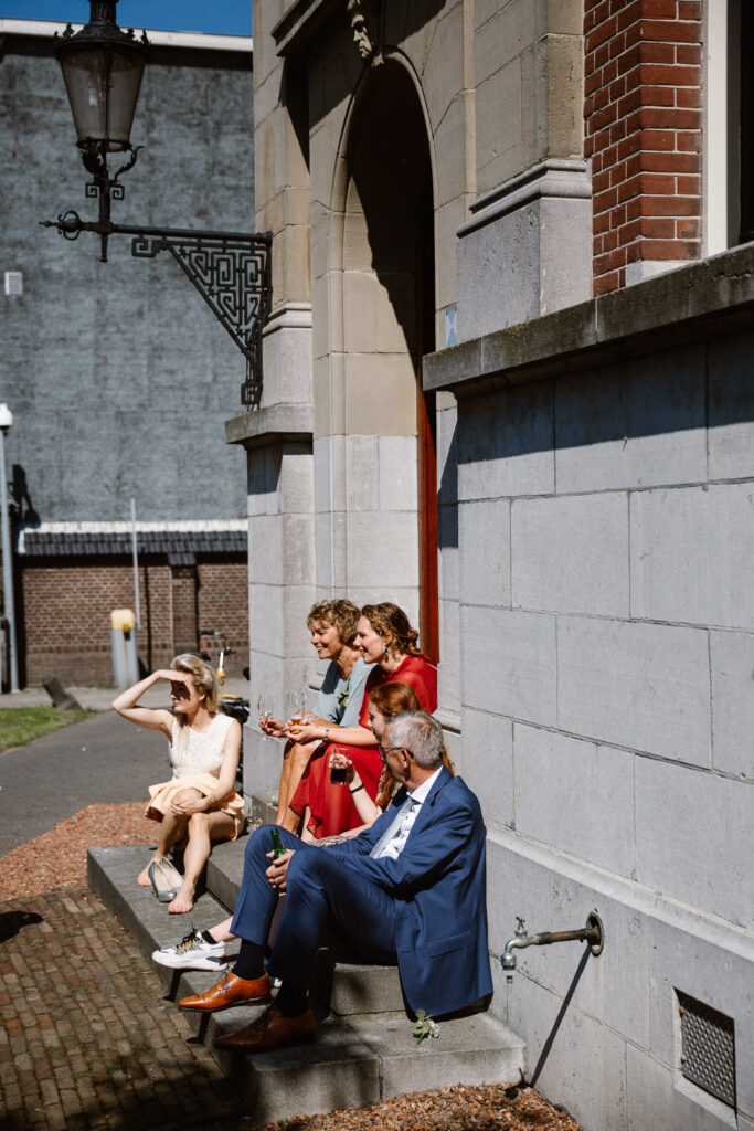 Geniet moment tijdens borrel bruiloft Utrecht Stad