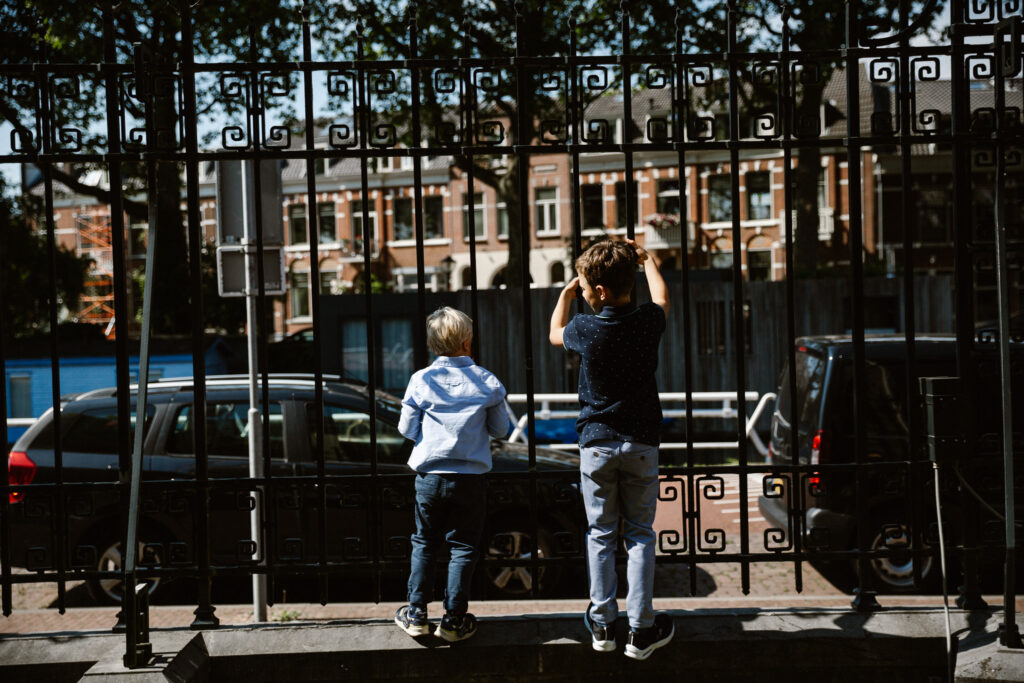 Kinderen spelen tijdens bruiloft
