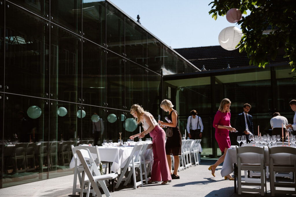 Diner op de binnenplaats van het Muntgebouw tijdens een bruiloft in Utrecht.