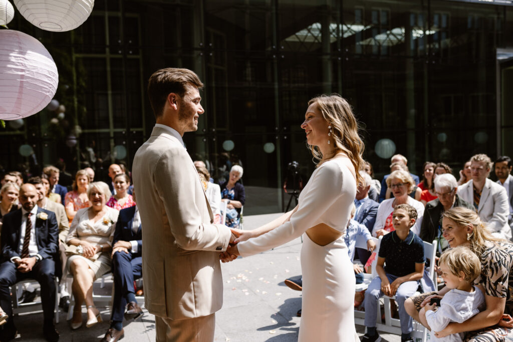 Emotioneel moment tijdens het ja-woord in het historische Muntgebouw in Utrecht.