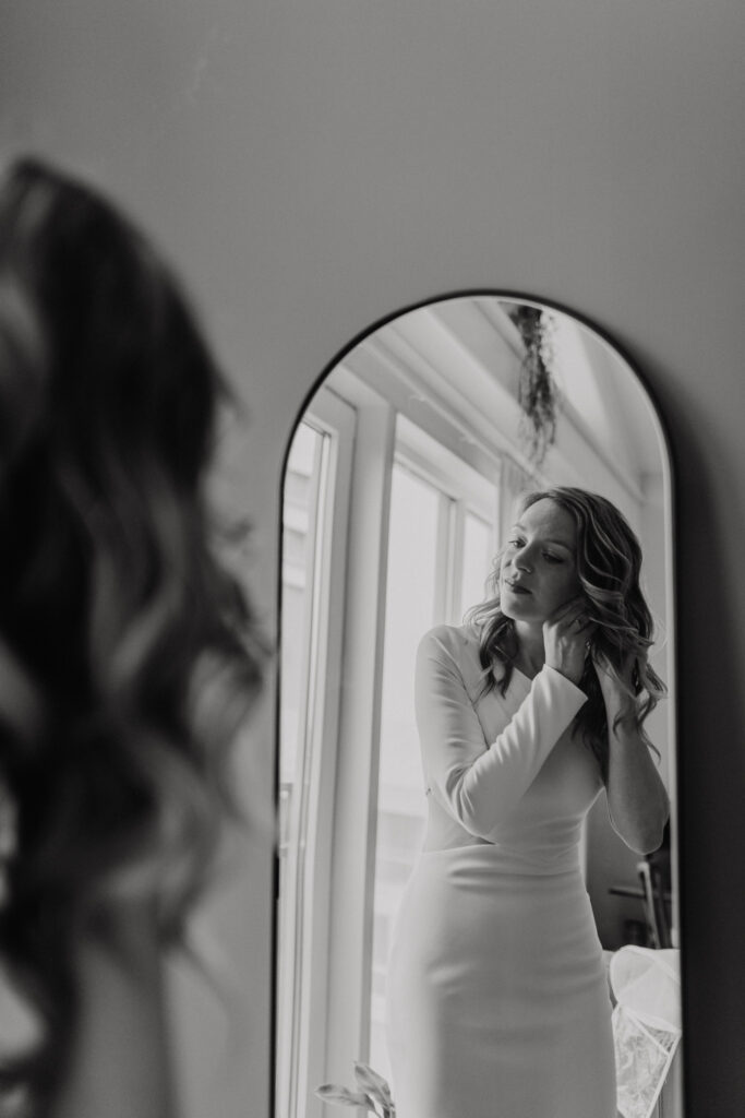 Bruid maakt zich klaar in haar huis in Utrecht voorafgaand aan hun bruiloft in het Muntgebouw Utrecht.