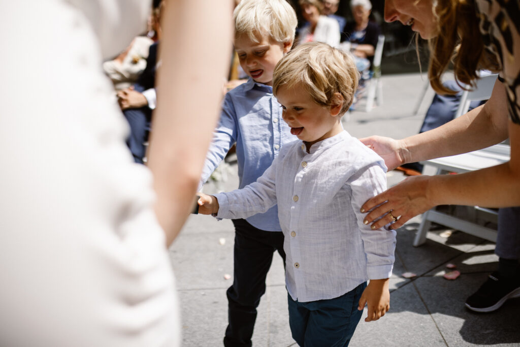 Kinderen geven ringen aan bruidspaar in het Muntgebouw Utrecht.
