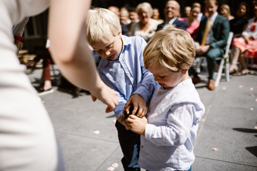 Kinderen geven ringen aan bruidspaar in het Muntgebouw Utrecht.