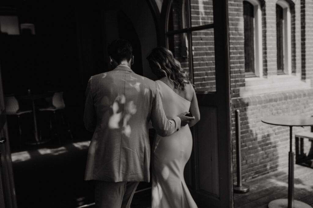 Bruidspaar loopt weg bij ceremonie Muntgebouw Utrecht