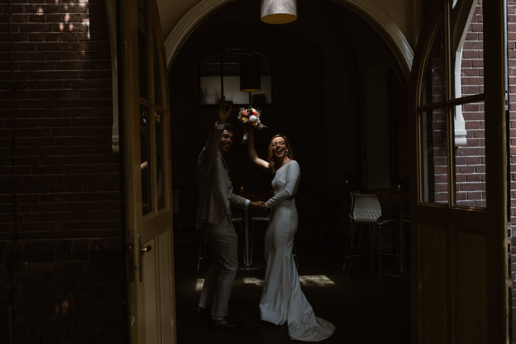 Bruidspaar loopt weg bij ceremonie Muntgebouw Utrecht